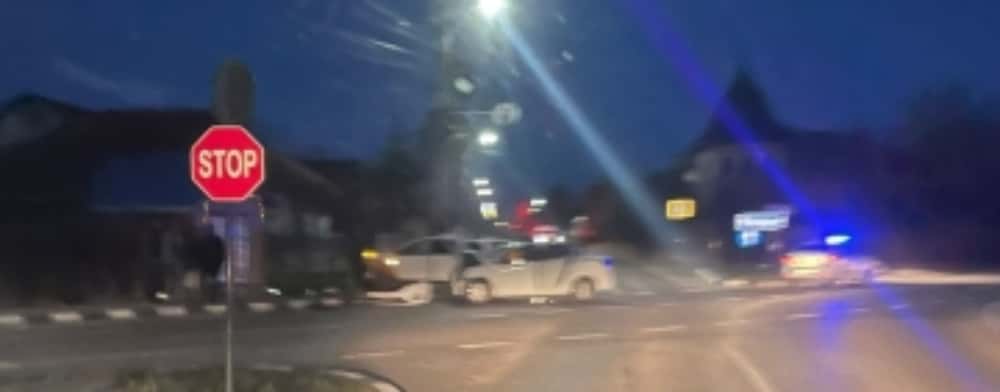 Coliziune între două autoturisme, luni dimineață, într-o intersecție din Florești