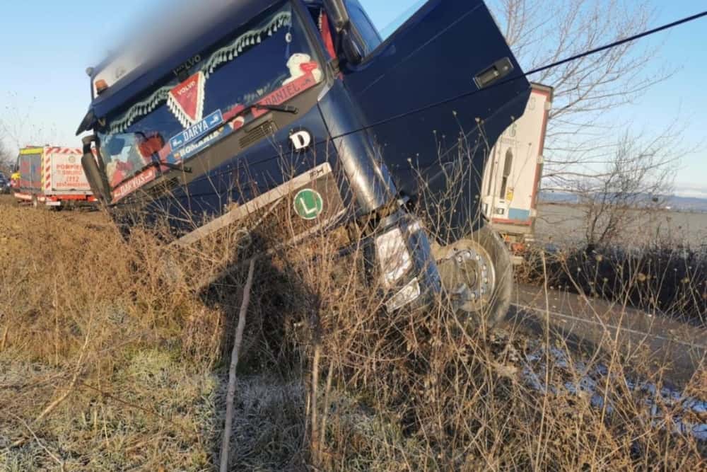 Camion plin cu balast, răsturnat la Buda. Pompierii sunt prezenți în zonă, din cauza scurgerilor de carburant pe carosabil