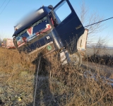 Camion plin cu balast, răsturnat la Buda. Pompierii sunt prezenți în zonă, din cauza scurgerilor de carburant pe carosabil