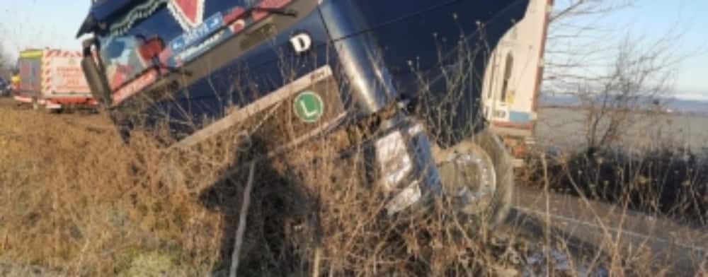 Camion plin cu balast, răsturnat la Buda. Pompierii sunt prezenți în zonă, din cauza scurgerilor de carburant pe carosabil