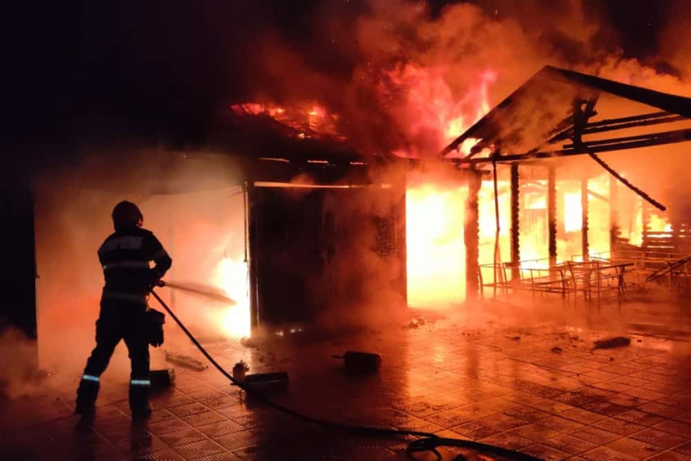 O casă și mai multe anexe au fost distruse de flăcări, în comuna Fulga, noaptea trecută