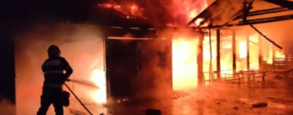 O casă și mai multe anexe au fost distruse de flăcări, în comuna Fulga, noaptea trecută