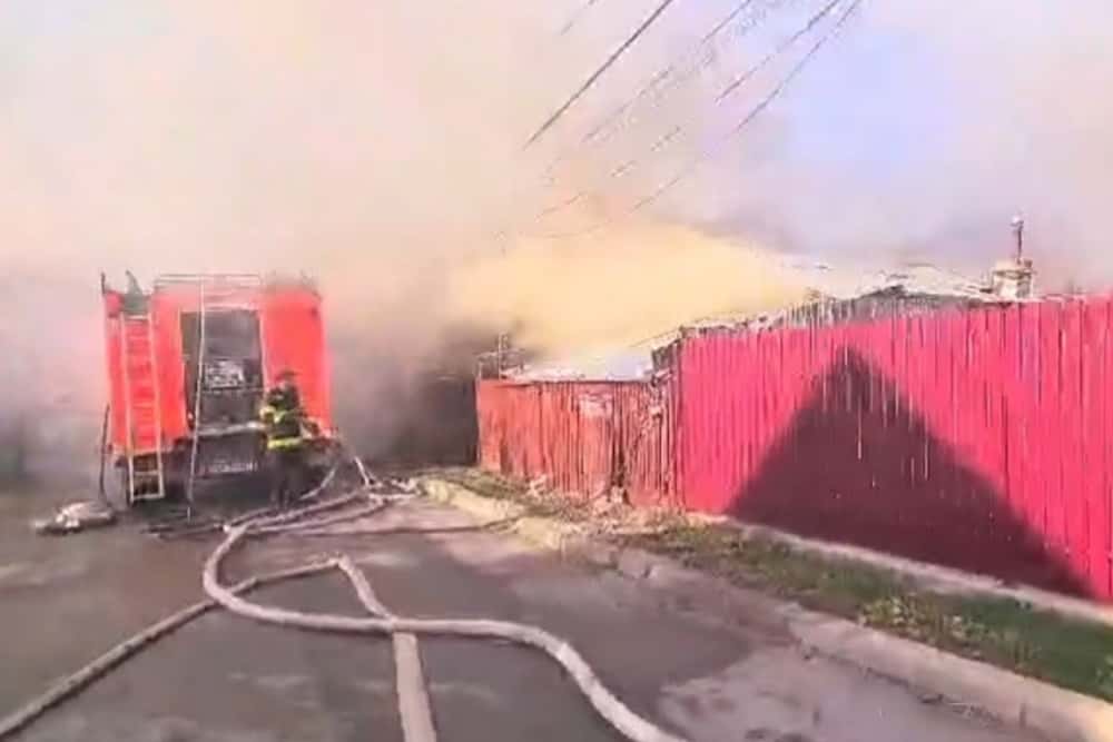 Zeci de pompieri, mobilizați pentru stingerea unui incendiu de proporții, în Boldești-Scăeni