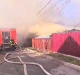 Zeci de pompieri, mobilizați pentru stingerea unui incendiu de proporții, în Boldești-Scăeni