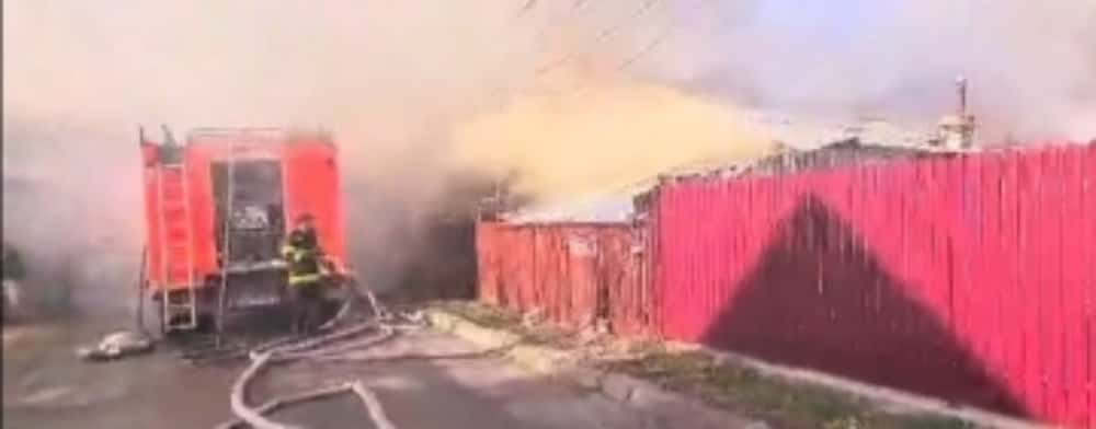 Zeci de pompieri, mobilizați pentru stingerea unui incendiu de proporții, în Boldești-Scăeni