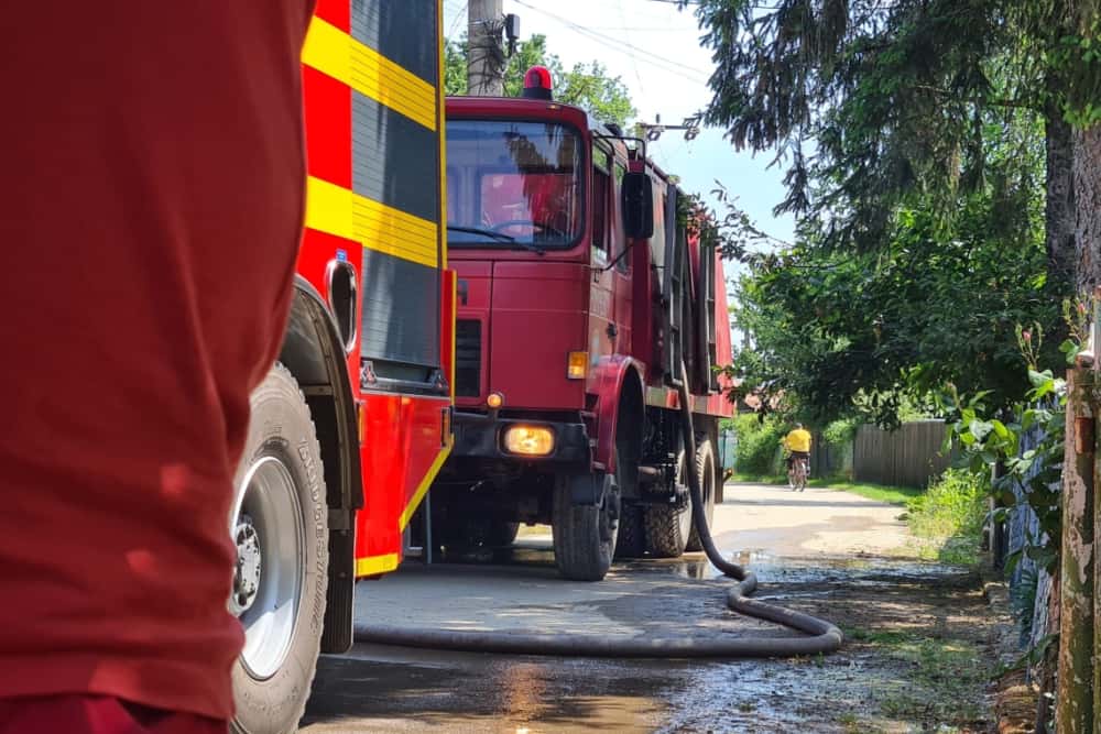 Misiune dificilă a pompierilor prahoveni pentru stingerea unui incendiu care a cuprins trei case, în comuna Cerașu