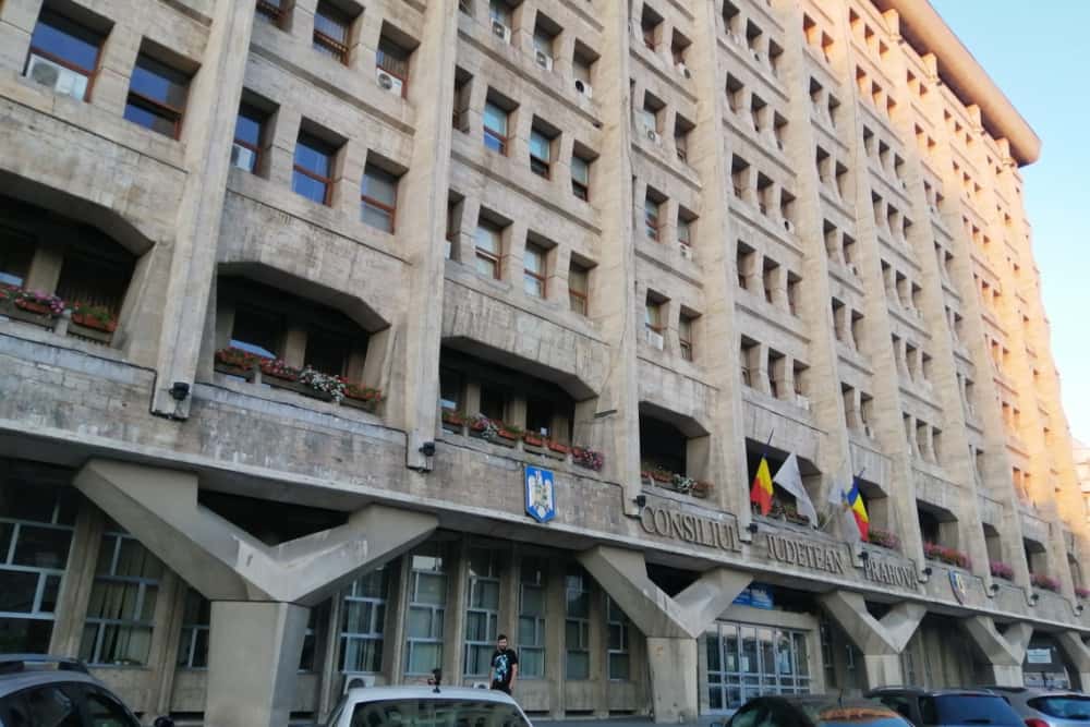 Ai probleme și vrei să intri în audiență la șefii instituțiilor din județ? Prefectul Emil Drăgănescu a înființat un birou unic, la Palatul Administrativ!