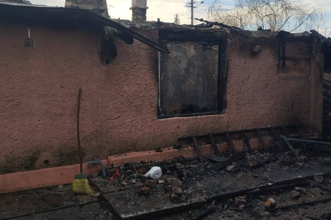 Locuitorii din Ariceștii Rahtivani fac un apel umanitar pentru sprijinirea familiei cu doi copii rămasă fără casă în urma unui incendiu