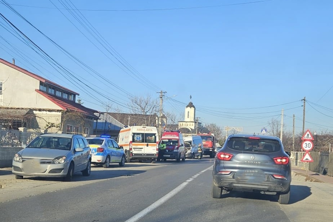 Un microbuz de persoane a intrat cu o roată într-un șanț, chiar în stația din comuna Păulești. Două femei au fost rănite