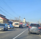 Un microbuz de persoane a intrat cu o roată într-un șanț, chiar în stația din comuna Păulești. Două femei au fost rănite