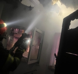 O casă din Sinaia, cuprinsă de flăcări, noaptea trecută. Cauza probabilă a incendiului - un șemineu