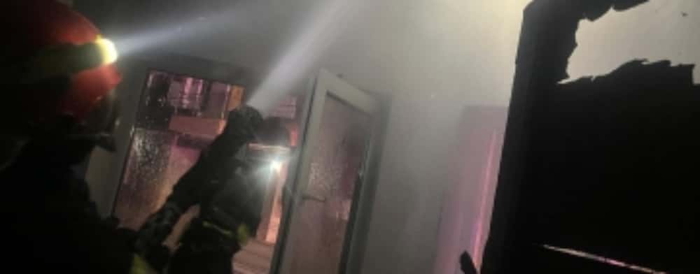 O casă din Sinaia, cuprinsă de flăcări, noaptea trecută. Cauza probabilă a incendiului - un șemineu