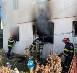 Incendiu la parterul unui bloc din Plopeni