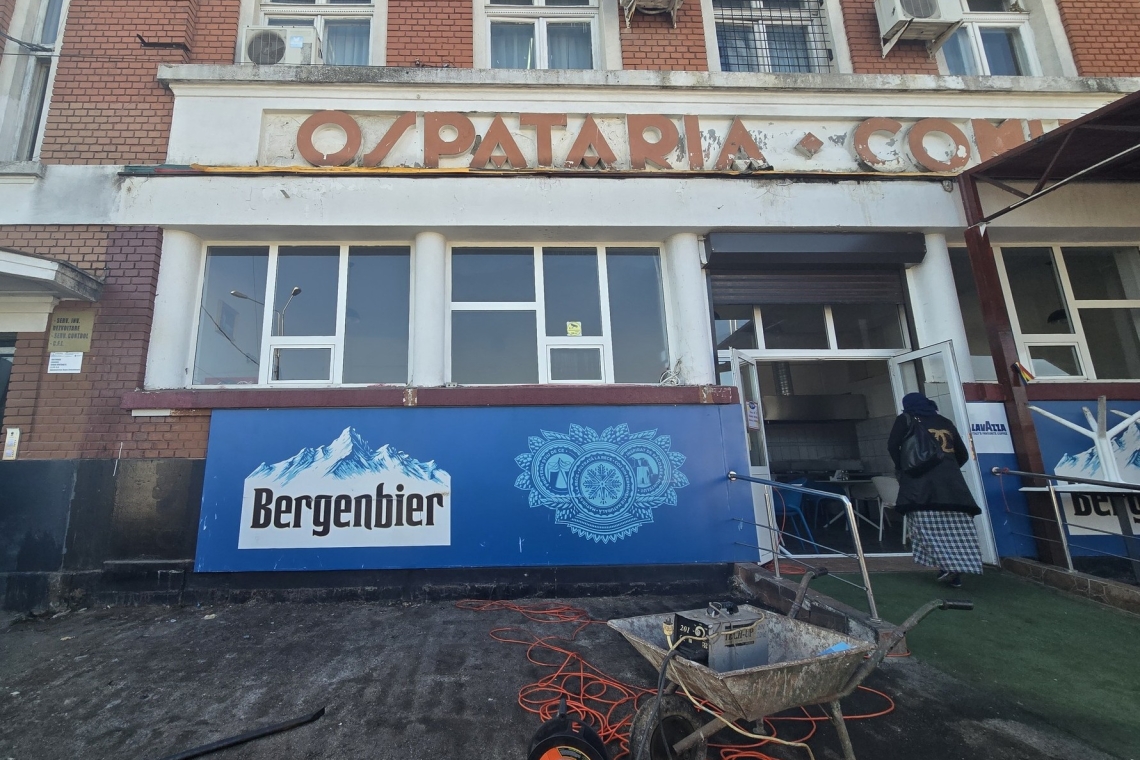 Proprietarii teraselor lipite de clădirea-monument a Halelor Centrale au început să-și strângă catrafusele