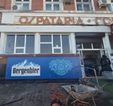 Proprietarii teraselor lipite de clădirea-monument a Halelor Centrale au început să-și strângă catrafusele