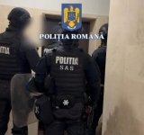 Mascații au descins în locuința unui ploieștean cercetat pentru hărțuire și montarea unor dispozitive de urmărire pe un autoturism