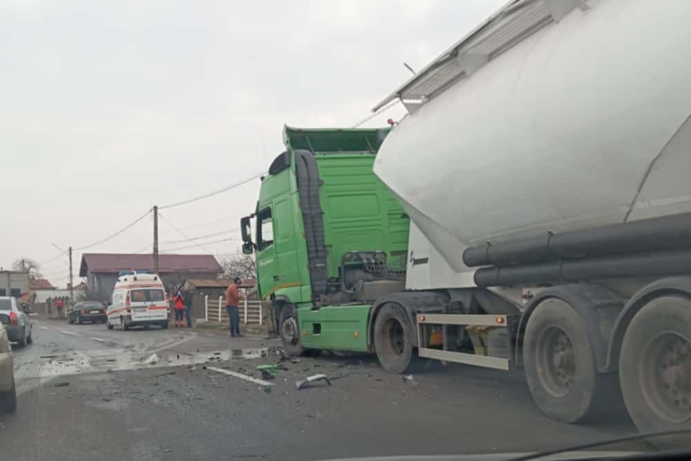 Trafic restricționat pe DN1B, după un accident între un TIR, un microbuz și un autoturism