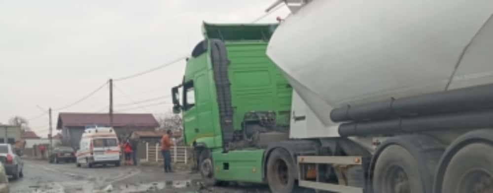 Trafic restricționat pe DN1B, după un accident între un TIR, un microbuz și un autoturism