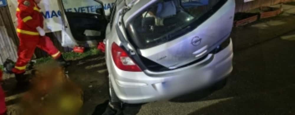 Accident Valea Călugărească/ O tânără șoferiță a murit după ce a intrat cu autoturismul într-o autobasculantă, pe DN1B