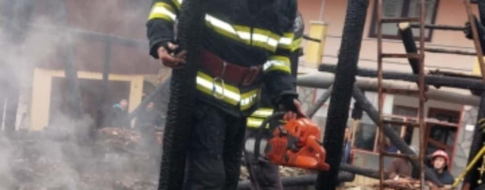 Valea Doftanei/ Un grajd cu fân a fost mistuit de flăcări, miercuri după-amiază