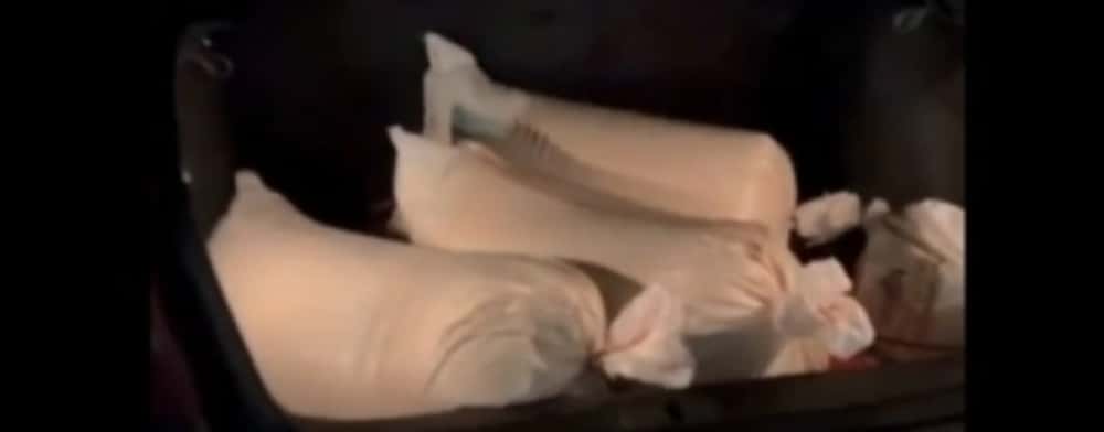 Suspecți de furt de... mălai, prinși de jandarmii prahoveni într-o parcare din Blejoi