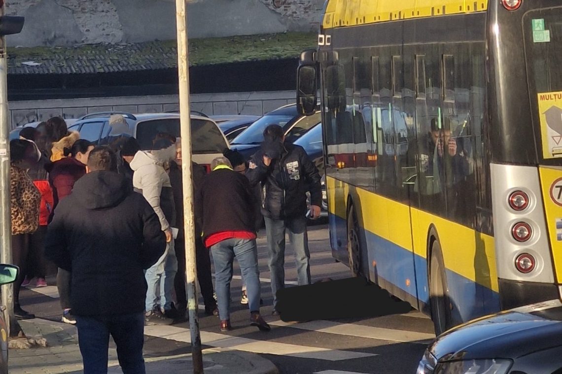 Ploiești/ O femeie a fost lovită de un autobuz, pe trecerea pentru pietoni din zona Poștei Centrale