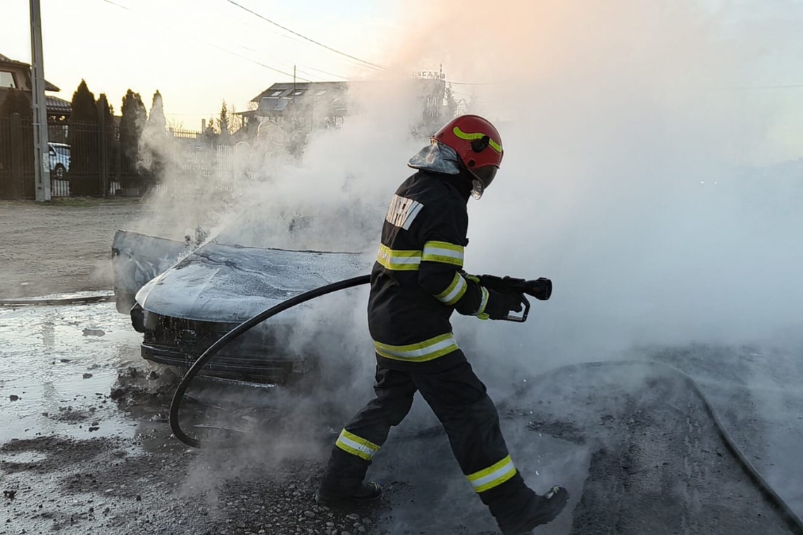 Un autoturism a fost cuprins de flăcări, pe raza comunei Blejoi