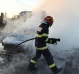 Un autoturism a fost cuprins de flăcări, pe raza comunei Blejoi