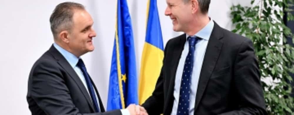 Ambasadorul Marii Britanii, în vizită la Consiliul Județean Prahova. Colaborarea în domenii strategice, subiectul întâlnirii cu președintele CJ, Virgiliu Nanu