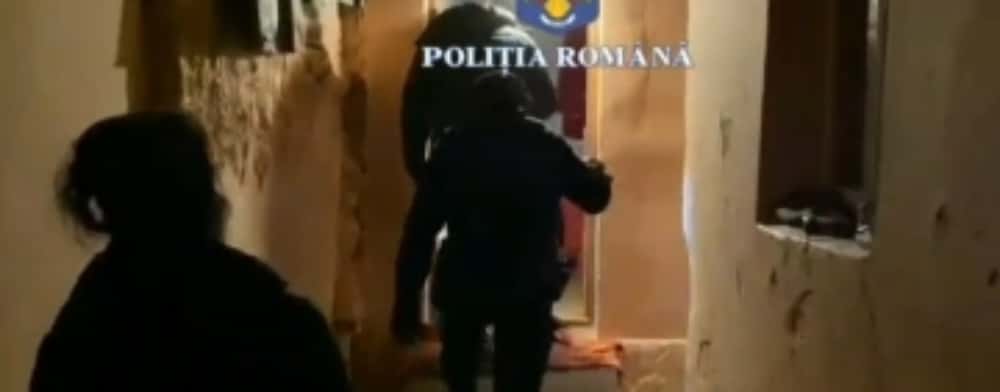 Update/Bătăuși din Ploiești, treziți cu noaptea-n cap de polițiști. Opt persoane vor fi duse la audieri