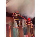 Incendiu în Ariceștii Rahtivani. Pompierii intervin cu trei autospeciale pentru stingerea flăcărilor