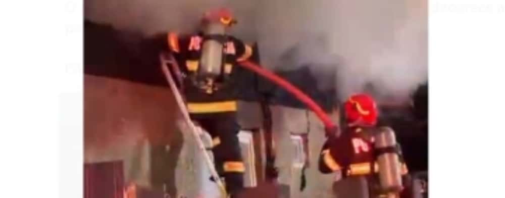Incendiu în Ariceștii Rahtivani. Pompierii intervin cu trei autospeciale pentru stingerea flăcărilor