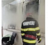 Incendiu într-o casă de pe strada Armași, din Ploiești, de la un muc de țigară!
