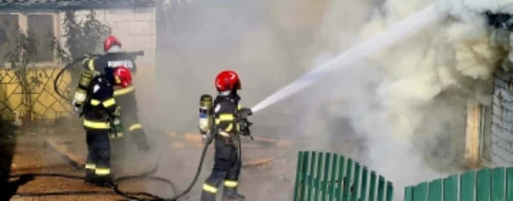 O casă din Puchenii Mari, distrusă de flăcări. Pompierii au reușit să împiedice extinderea incendiului