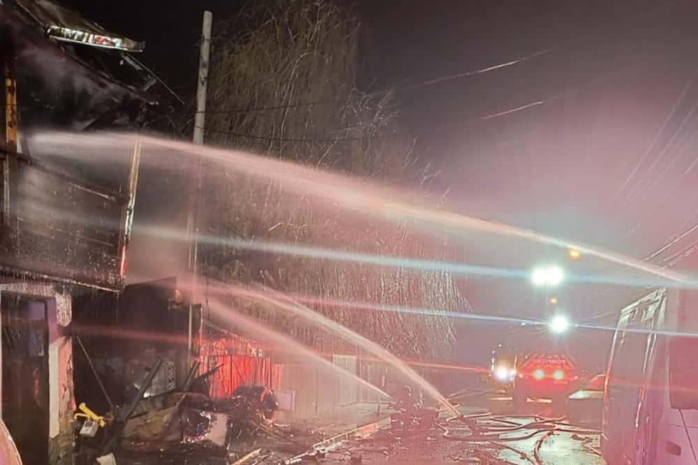 Un pompier a fost rănit grav în urma exploziei unei butelii, în incendiul din Bereasca