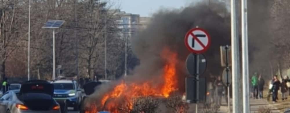 Două autoturisme au luat foc, după un accident produs în Câmpina