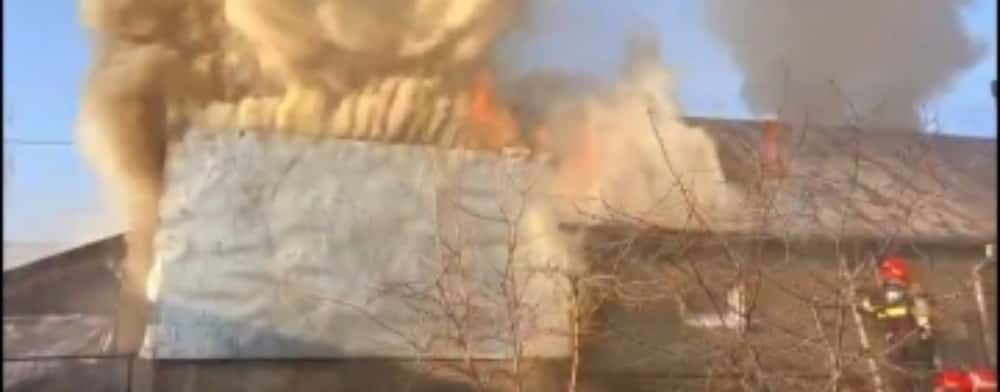 Casă din Mizil, cuprinsă de flăcări, luni dimineață