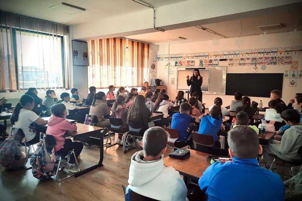 Ziua Internațională a Siguranței pe Internet, marcată în școli din Prahova. Polițiștii atrag atenția asupra pericolelor din online