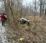 Autoturism răsturnat la marginea pădurii, în Cocorăștii Mislii