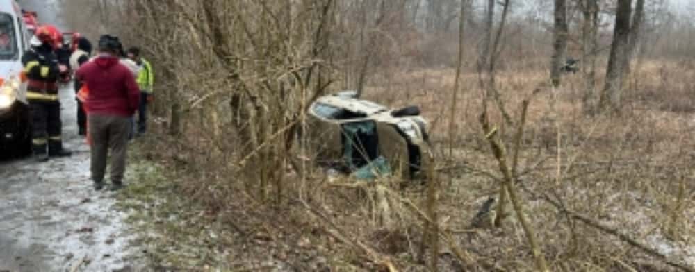 Autoturism răsturnat la marginea pădurii, în Cocorăștii Mislii