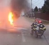 Autoturism cuprins de flăcări în comuna Păulești