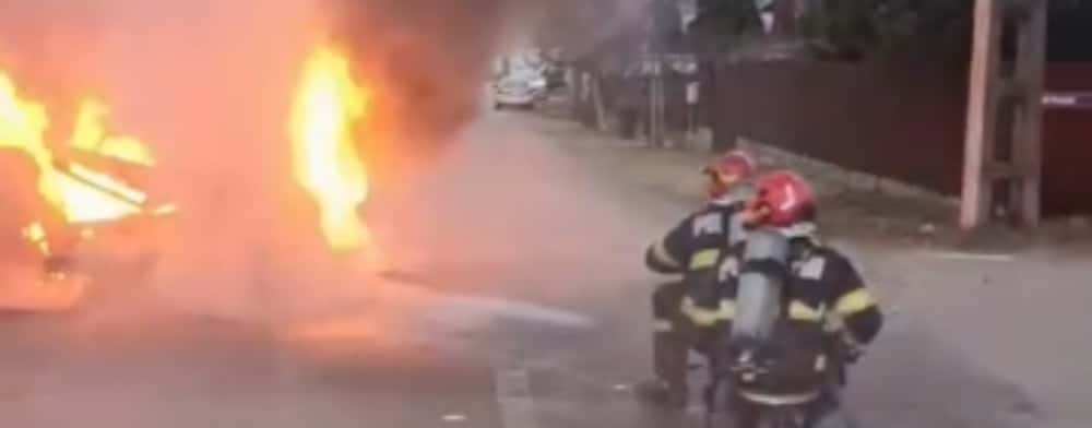 Autoturism cuprins de flăcări în comuna Păulești