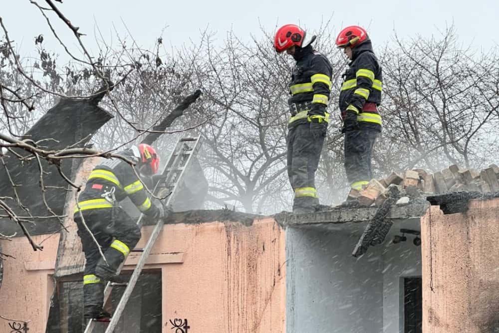 Casă cuprinsă de flăcări, în comuna Măgureni. O persoană a avut nevoie de îngrijiri medicale