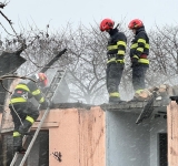 Casă cuprinsă de flăcări, în comuna Măgureni. O persoană a avut nevoie de îngrijiri medicale