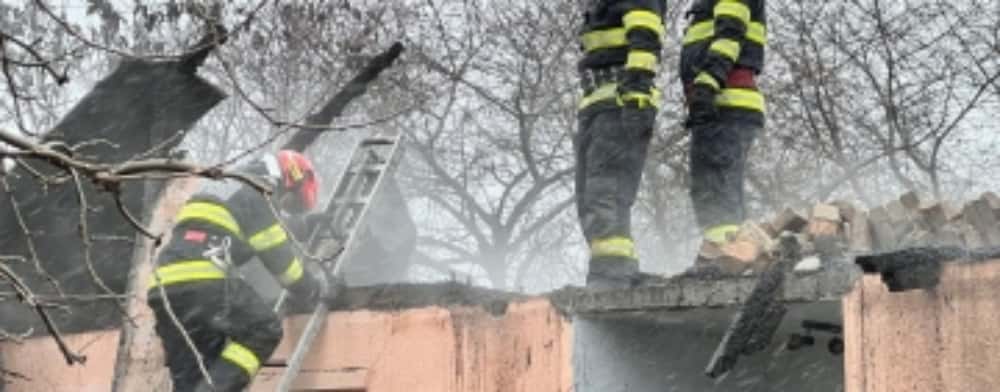 Casă cuprinsă de flăcări, în comuna Măgureni. O persoană a avut nevoie de îngrijiri medicale
