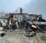 O căsuță din Salcia a fost mistuită de flăcări, luni dimineață