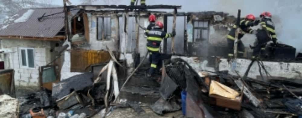 O căsuță din Salcia a fost mistuită de flăcări, luni dimineață