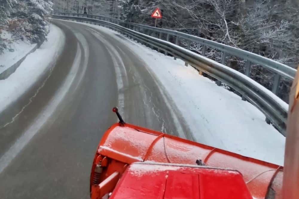 Cum s-a acționat pentru deszăpezirea drumurilor județene, în primul episod de ninsoare din această iarnă. Consiliul Județean a pus la dispoziție un număr de telefon pentru sesizări