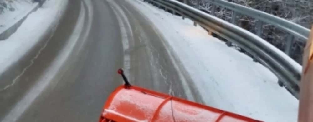 Cum s-a acționat pentru deszăpezirea drumurilor județene, în primul episod de ninsoare din această iarnă. Consiliul Județean a pus la dispoziție un număr de telefon pentru sesizări