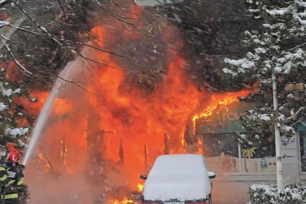 Incendiu la un spațiu comercial, la parterul unui bloc de pe Bulevardul Republicii